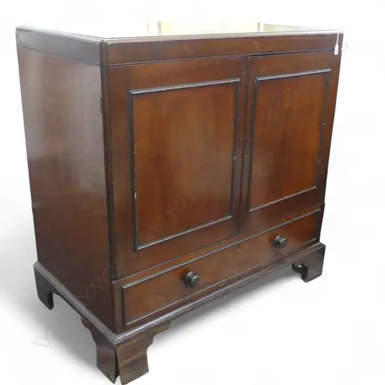 CUPBOARD/CABINET w. KEY needs some attention 1060x600x1080mm