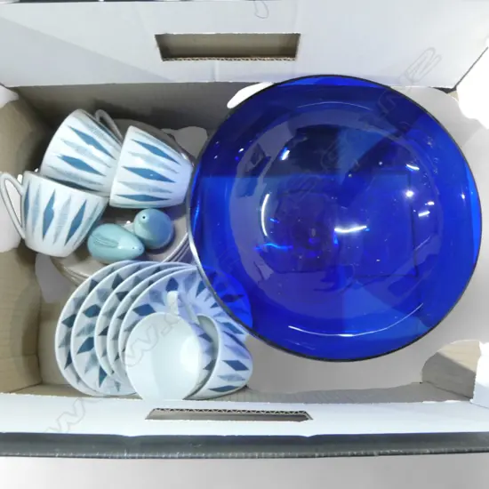 5 CROWN LYNN PLATES + SALT & PEPPER, 5 SWEDISH C/S, BLUE GLASS COMPORT 225mm dia