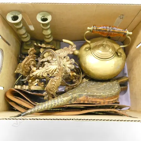 ASST BRASS & COPPER ITEMS INCLDS; GLASS HANDLED HAND HAMMERED VICT. KETTLE, HORSE BRASSES & WALL SCONCES 