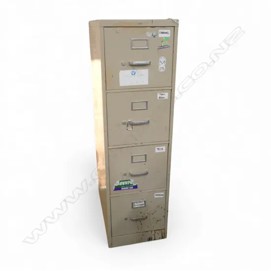 4 DRAW METAL FILING CABINET, SOME RUST 380x675x1320mm