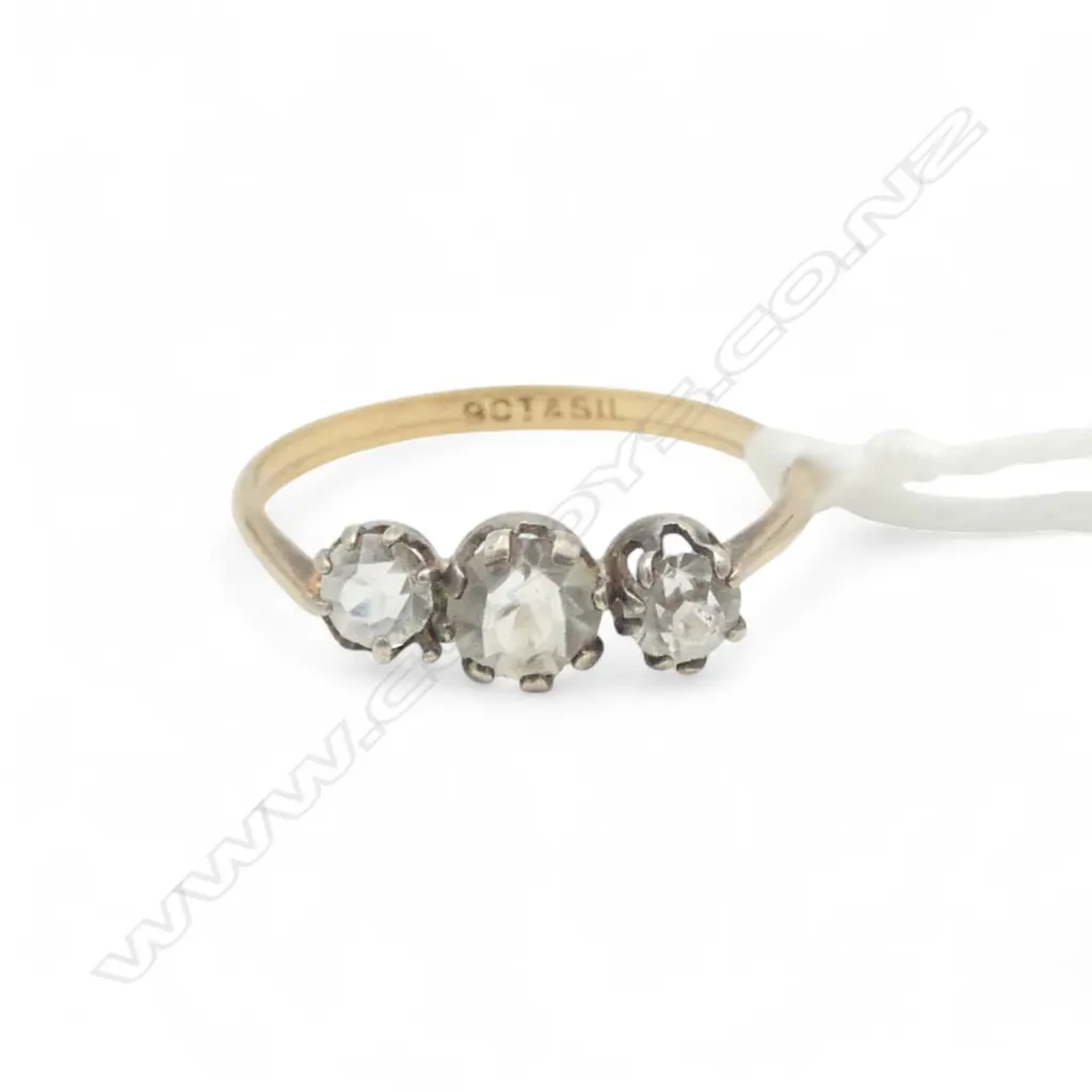VINTAGE 9ct GOLD & SILVER TOPPED 3 WHITE STONES SET RING 1gm SIZE M Image 1++