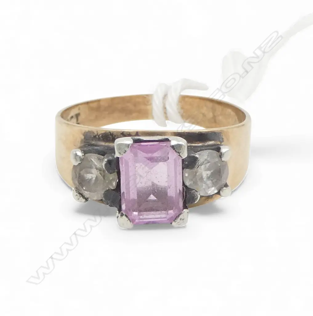 9CT 3 STONE PINK/WHITE COLOURED DRESS RING, 2.9gms SIZE M Image 1++