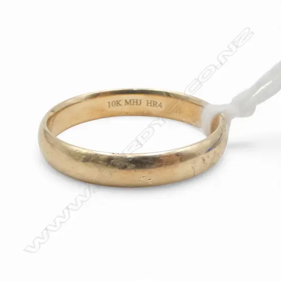 10CT WEDDER RING, 3.3gms SIZE S1/2