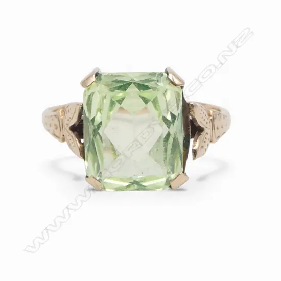 GOLD RING, GREEN STONE, SHANK BROKEN, 3.3gms SIZE P