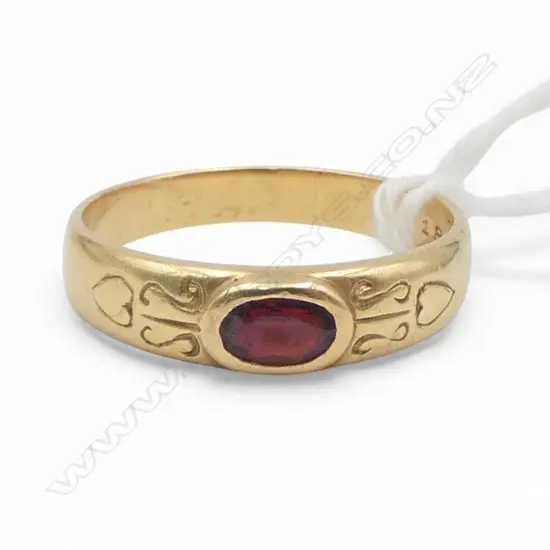 18ct GARNET SET BAND 4.2gms SIZE P1/2