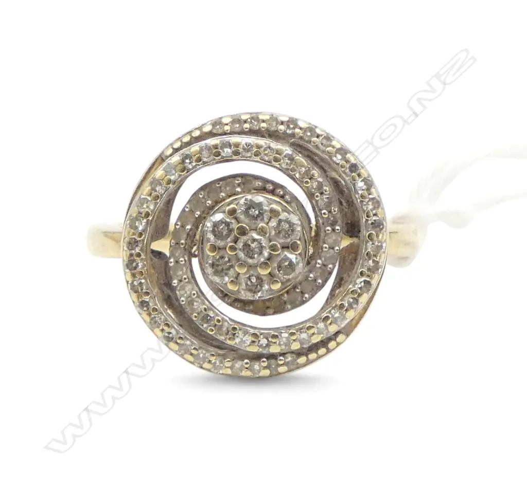 9ct GOLD & DIAMOND RING disc swirling top w multi diamonds 3.8gms SIZE O1/2 Image 1++