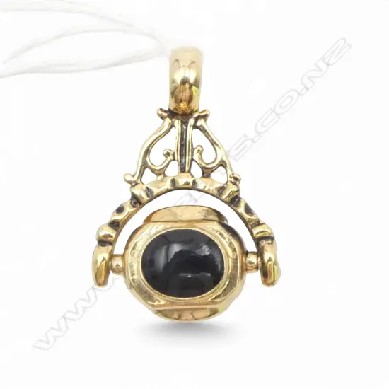 GOLD PLATED ANTIQUE STYLE 3 FACED ONYX FOB
