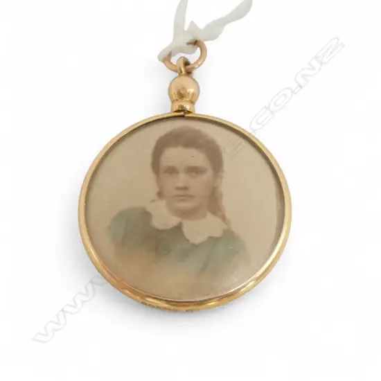 9ct GOLD FRAMED PHOTO PENDANT glazed. Birmingham 1913. 3gms