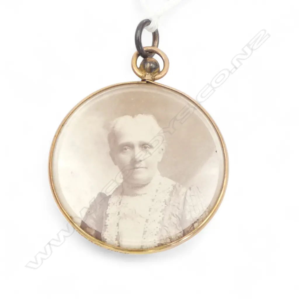 9ct GOLD FRAMED PHOTO PENDANT glazed. Chester 1903  Image 1++