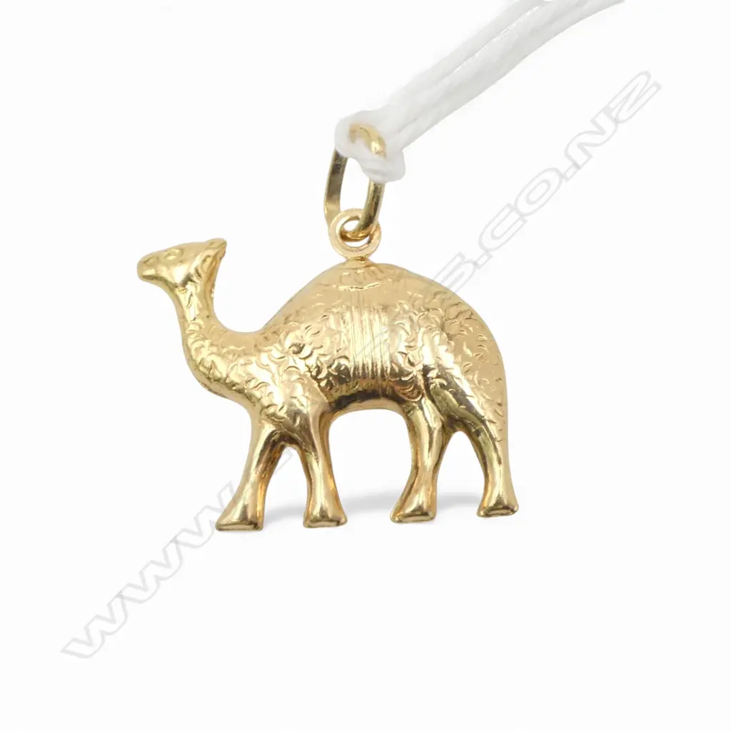 18CT CAMEL PENDANT. 2.56gms Image 1++