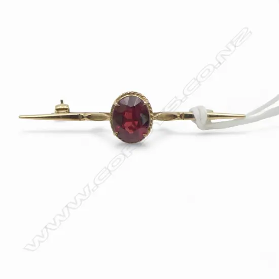 9CT GARNET BAR BROOCH, W.50mm, 3.2gms