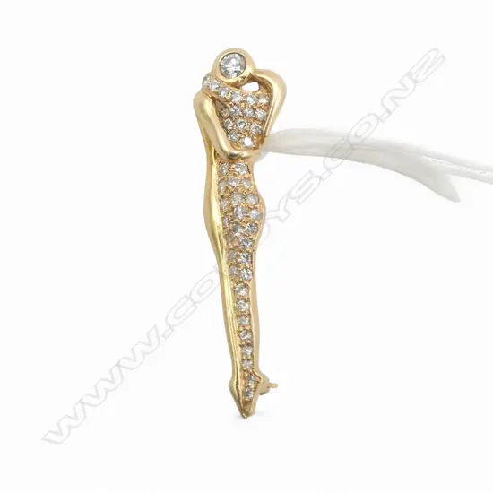 14CT DIAMOND BROOCH, COUPLE EMBRACING, H.38mm, 3.7gms