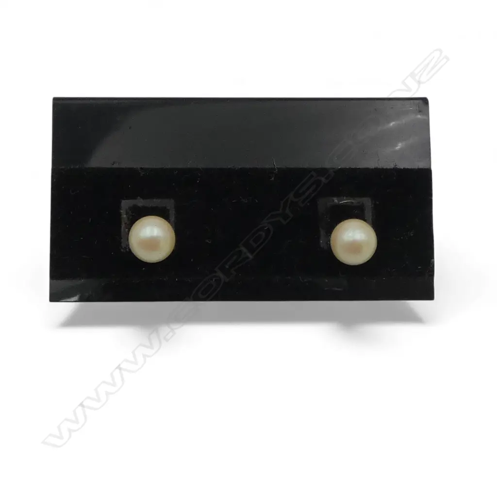 PAIR OF PEARL STUD EARRINGS Image 1++