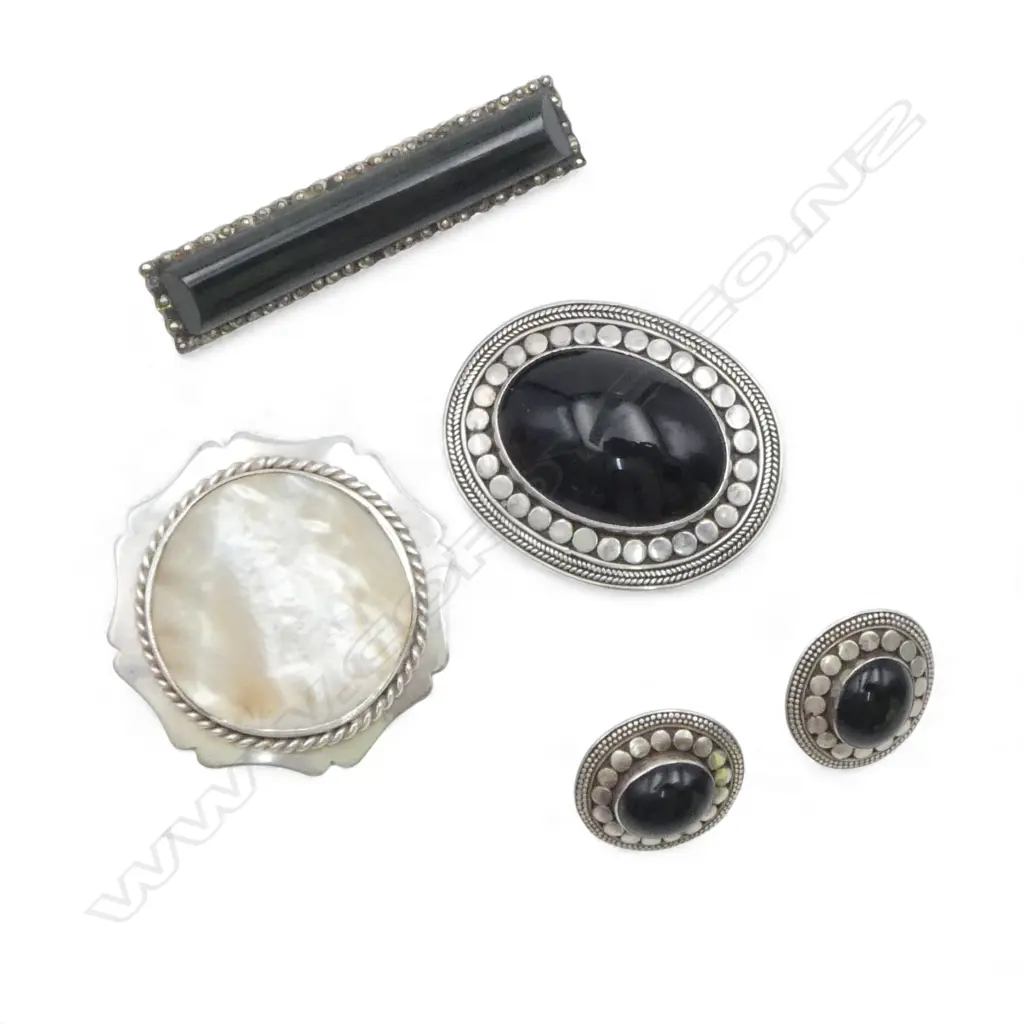 STYLISH VINTAGE BROOCH & EARRING SUITE with dark cabochon stones + 2 OTHER SILVER BROOCHES: MOP + ONYX? Image 1++