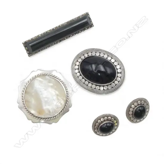 STYLISH VINTAGE BROOCH & EARRING SUITE with dark cabochon stones + 2 OTHER SILVER BROOCHES: MOP + ONYX?