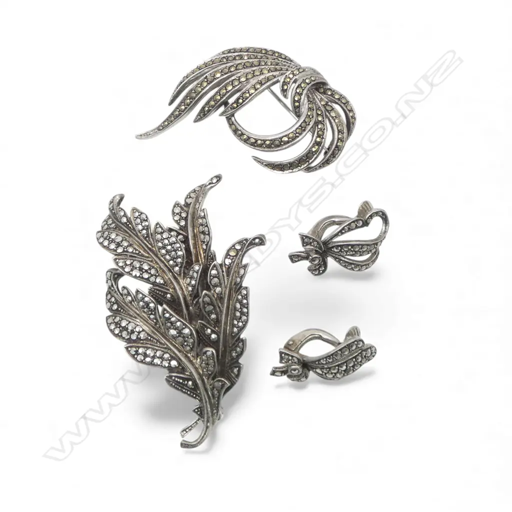 VINTAGE SILVER MARCASITE BROOCHES AND PAIR EARRINGS Image 1++