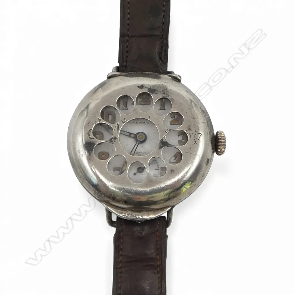 GENT'S WRIST WATCH WITH PROTECTIVE COVER Image 1++