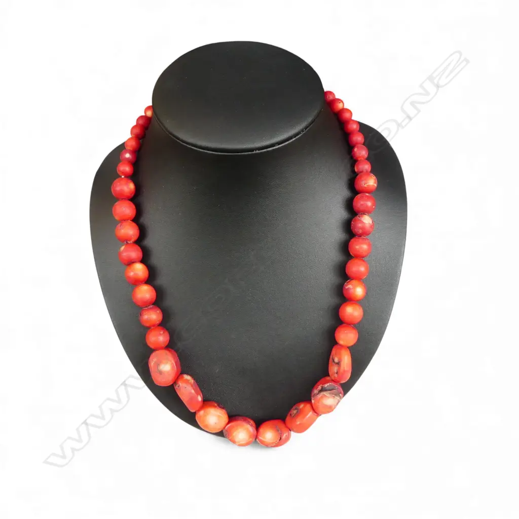 DYED CORAL GRADUATED BEAD NECKLACE  Image 1++