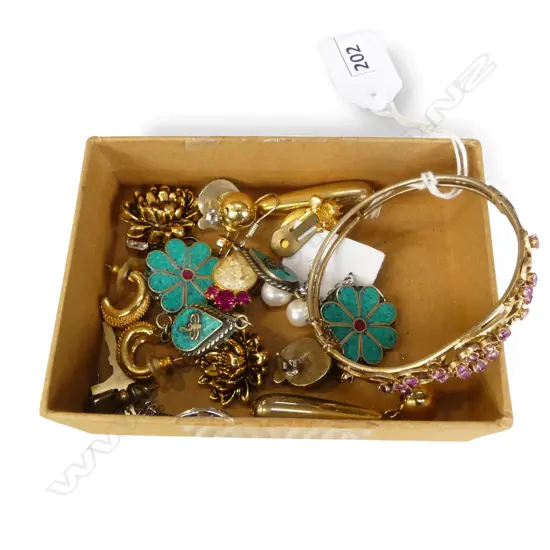 10 PRS COSTUME EARRINGS, GP HINGED BANGLE 