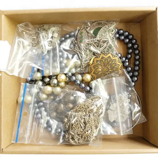 BAG OF ASSORTED JEWELLERY