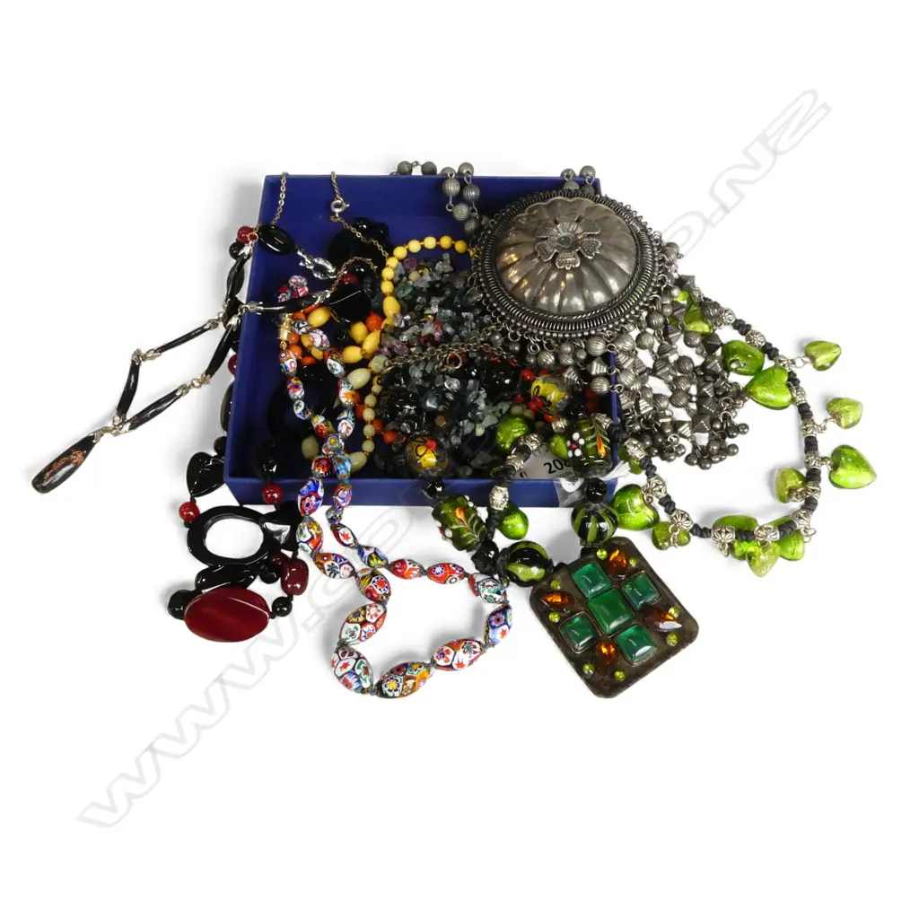 8 COSTUME NECKLACES Image 1++