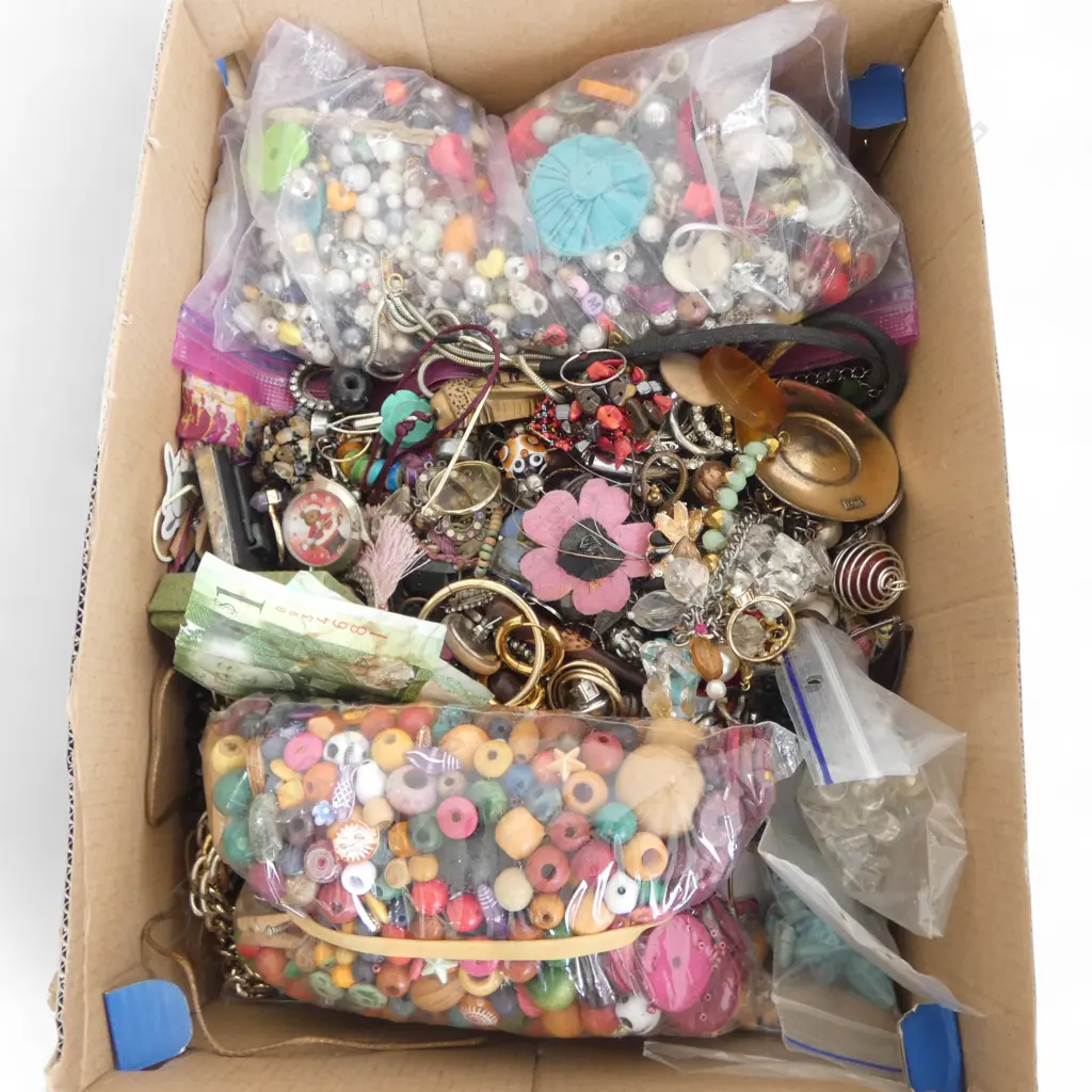 LARGE COLLECTION OF ASST. COSTUME JEWELLERY Image 1++