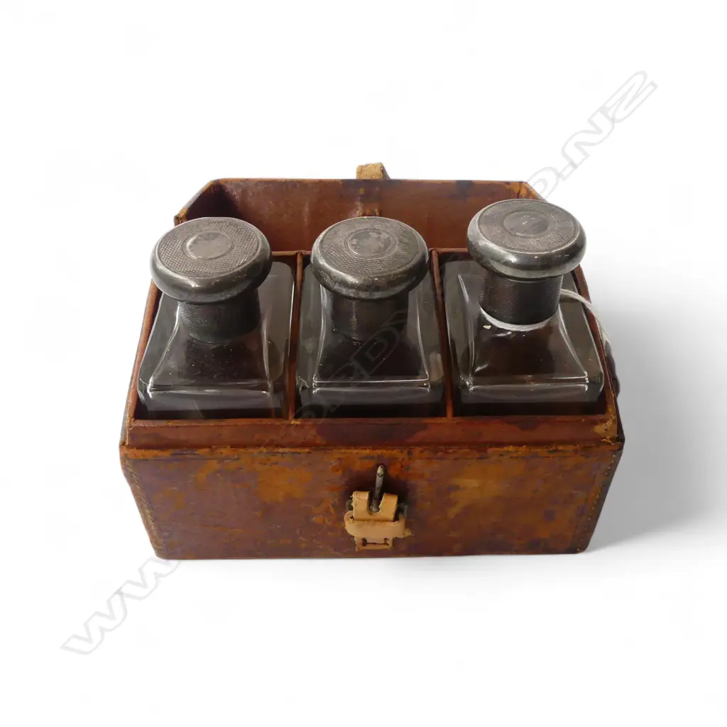 3 EARLY 20thC STG SILVER TOP SCENT BOTTLES IN VINTAGE LEATHER CASE 140x65x140mm (one bottle has corner chip) Image 1++