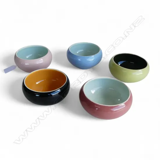 5 AUSTRALIAN MARTIN BOYD BOWLS soft pink with pale aqua interior Dia.100mm. Incised name to base