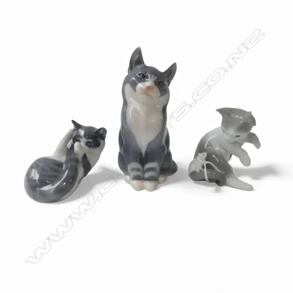 3 PORCELAIN CATS; 2 ROYAL COPENHAGEN, 1 LLADRO H.130mm Image 1++