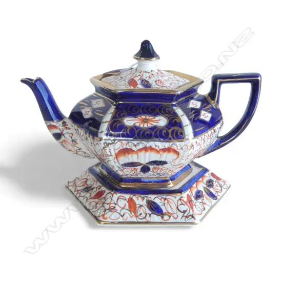 IMARI TEAPOT & STAND; ARTHUR WOOD ENGLAND H.170mm spout repaired