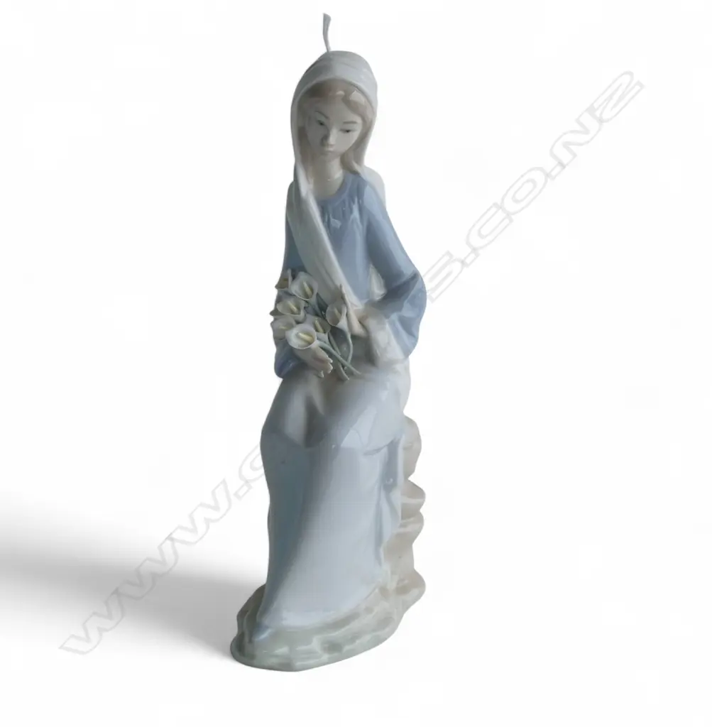 LLADRO #4972, SITTING GIRL WITH LILLIES H.235mm + BOX Image 1++