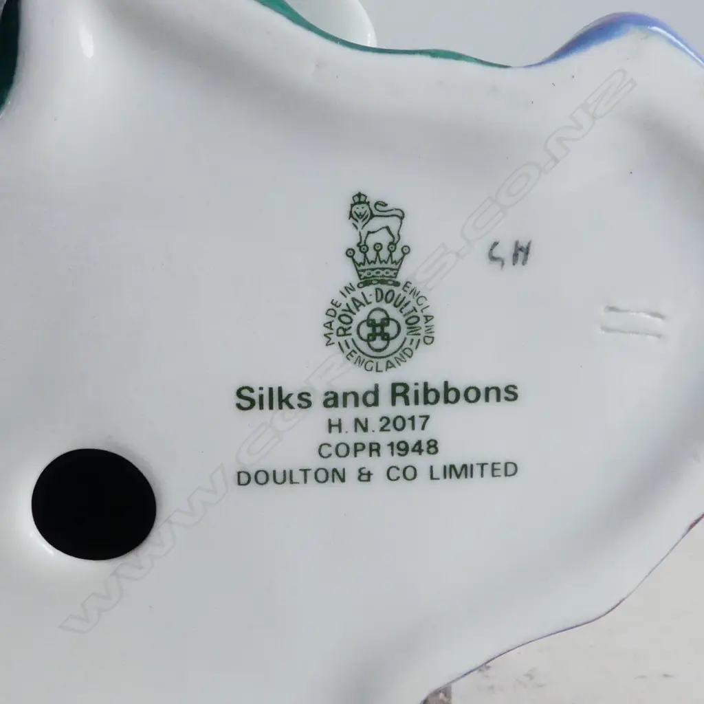 3 PCS ROYAL DOULTON; SWEET DREAMS, H.120mm, SILKS & RIBBONS & AULD MAC LRG TOBY JUG, H.150mm Image 1++