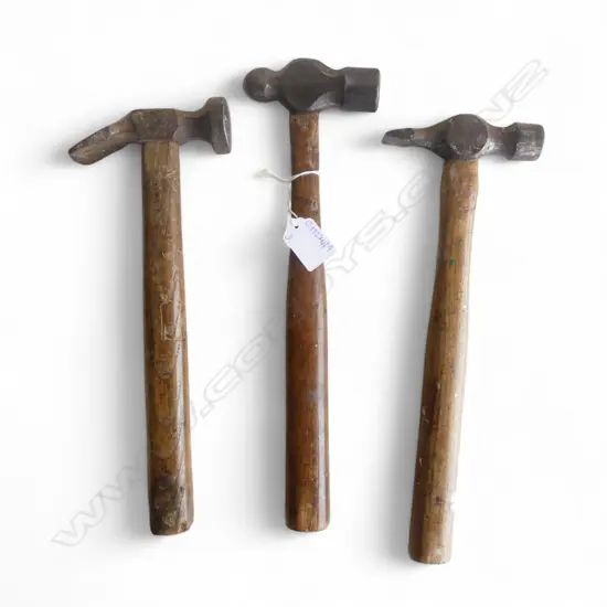 3 VINTAGE HAMMERS; WOODEN HANDLES L.330mm