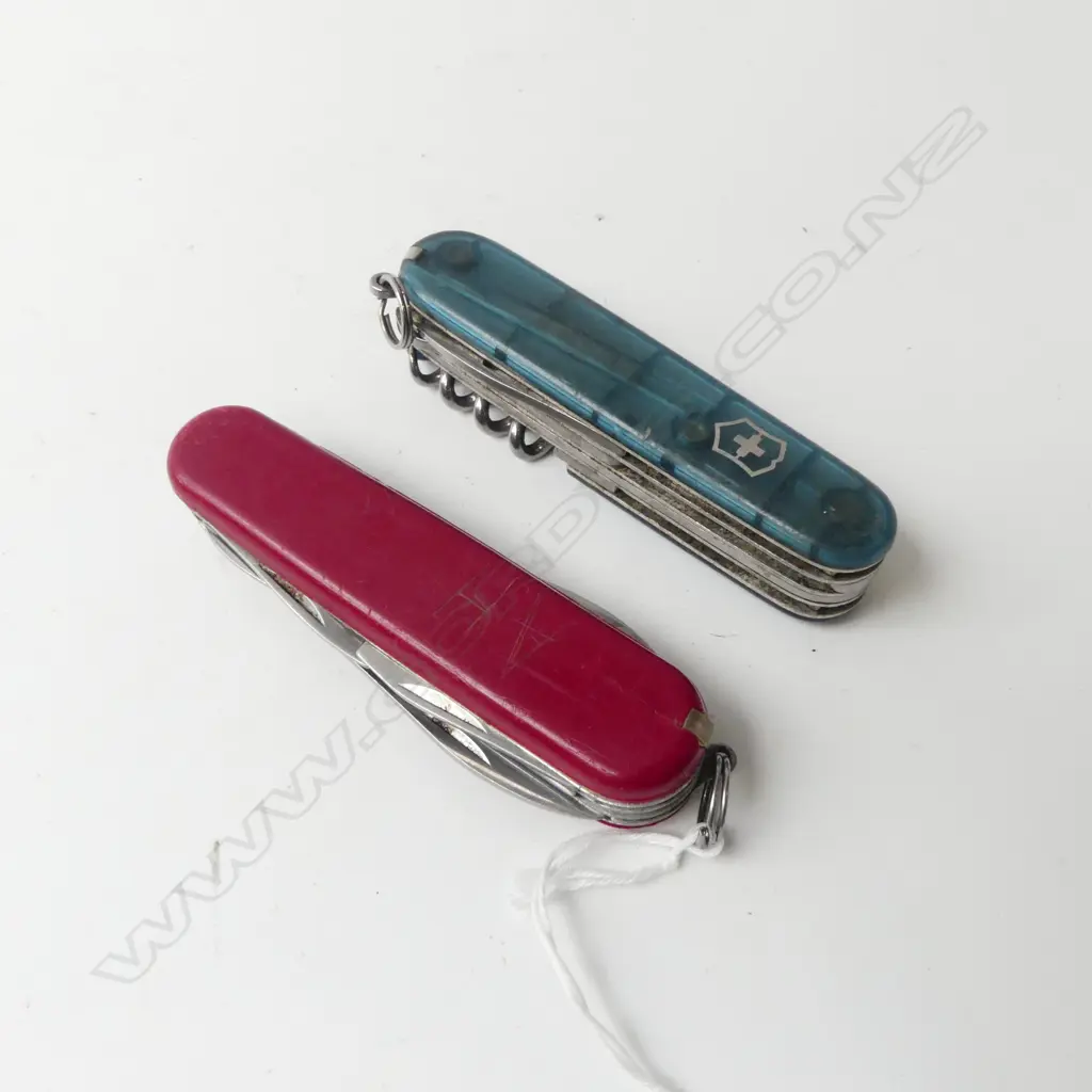 2 SWISS ARMY KNIVES Image 1++