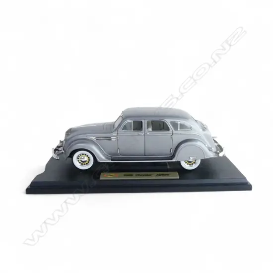 1936 'CHRYSLER AIRFLOW' 1:18 SCALE MODEL by SIGNATURE TOYS 