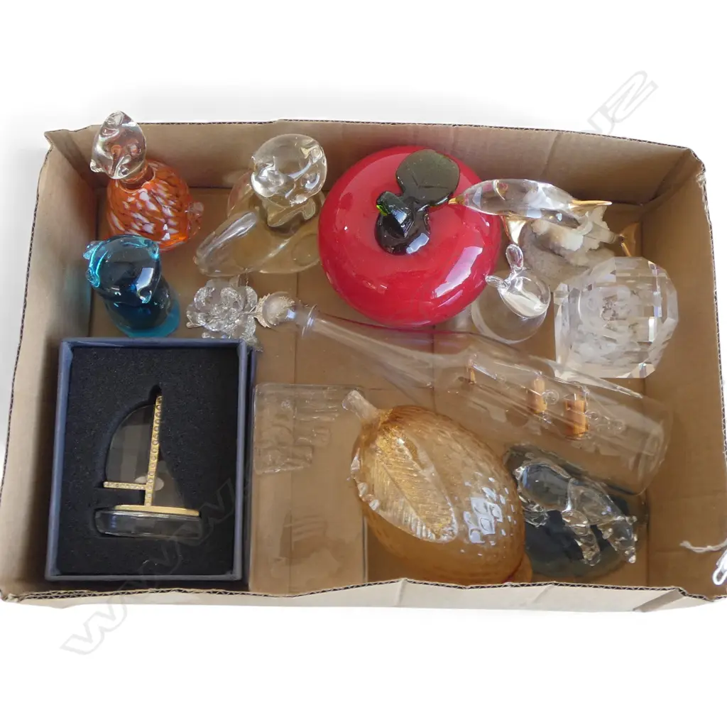 TRAY OF 13 HAND BLOWEN & CUT GLASS ORNS L100 AVERAGE Image 1++