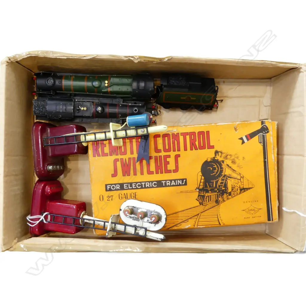 2 HORNBY DUBLO OO GAUGE ENGINES BOXED CONTROL SWITCHES & 2 SIGNALS Image 1++