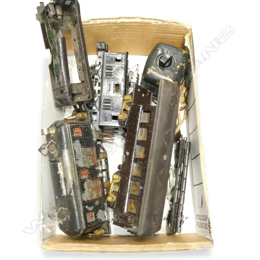 SEKI 2 ELECTRIC O GAUGE CARRAGES TRANSFORMER & 2 AF CARRIAGES Image 1++