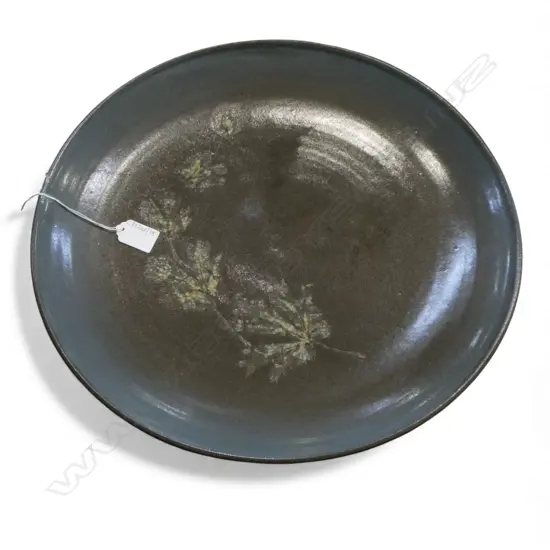VAL HERCUS, STUDIO POTTERY CHARGER 415mm dia