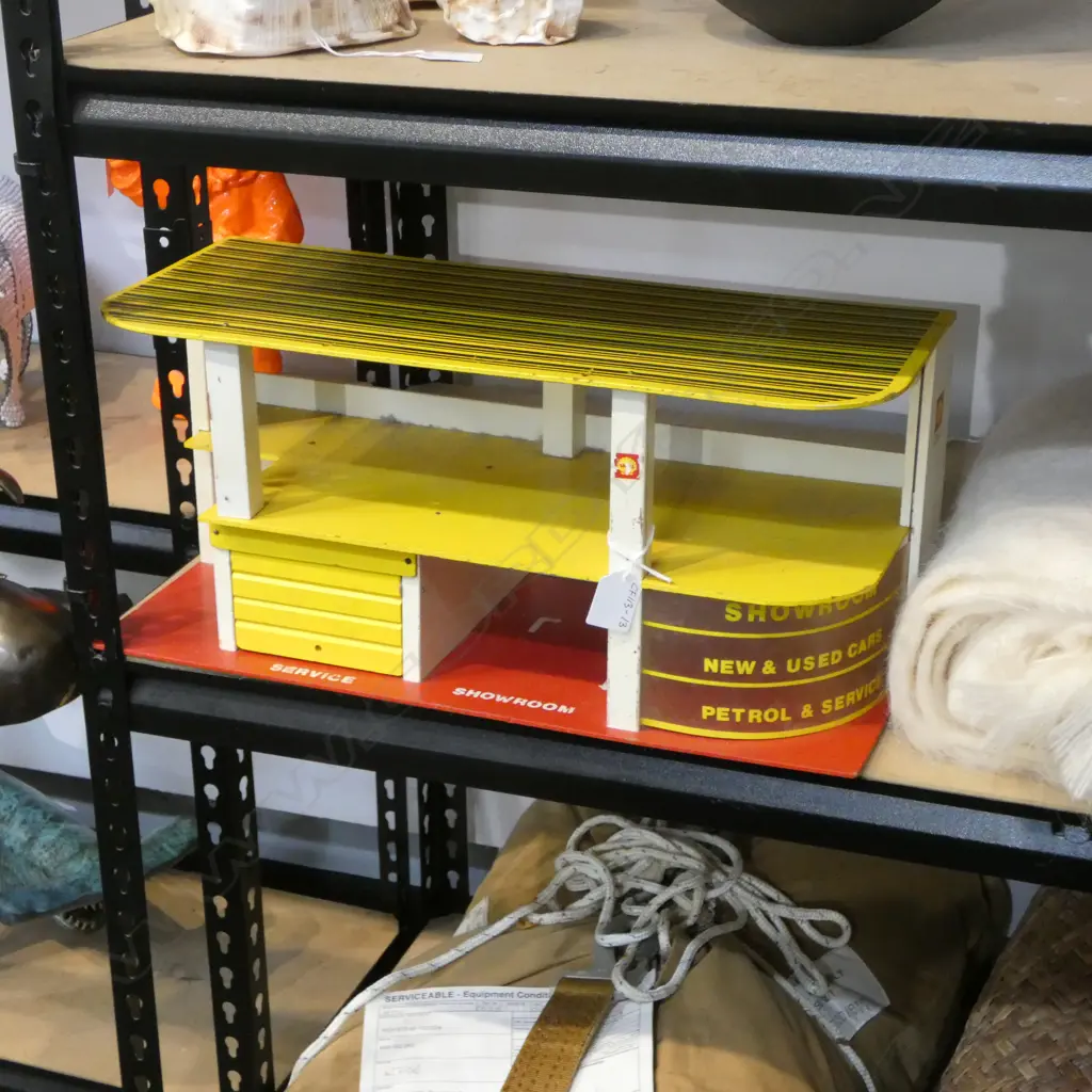 LRG VINTAGE TOY SERVICE STATION, H.220 X 480mm Image 1++