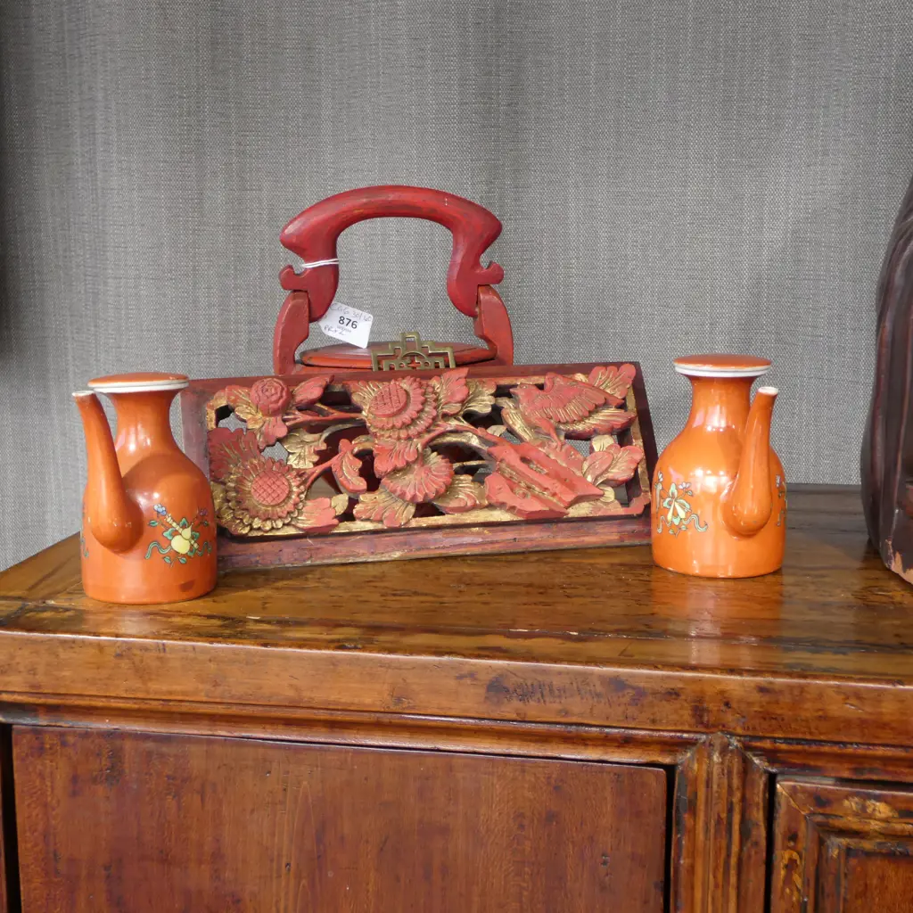 4 RED ORIENTAL ITEMS; PR LIDDED JUGS H.115mm, RED LACQUER LIDDED BASKET & CARVED PANEL W.275mm Image 1++