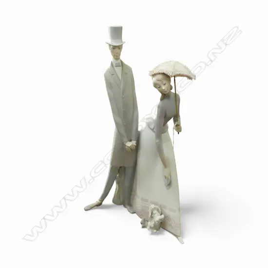 LARGE LLADRO BISQUE FIGURE GROUP 'COUPLE WITH PARASOL' faults, repaired leg H.510mm