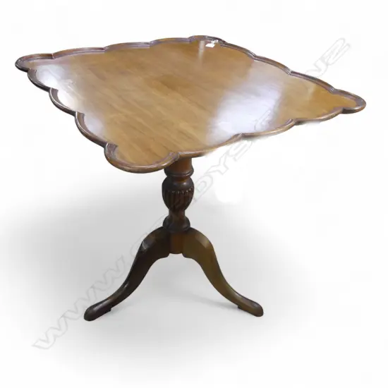 Vintage Mahogany piecrust tilt top pedestal side table. Quality George III style. H.710mm