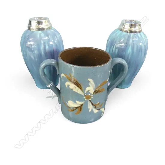 PR JAMES PLANT & SONS BLUE GLAZED VASES w. STG SILVER RIM, LONDON 1902 H.155mm + LOVING CUP 'BE AISY'
