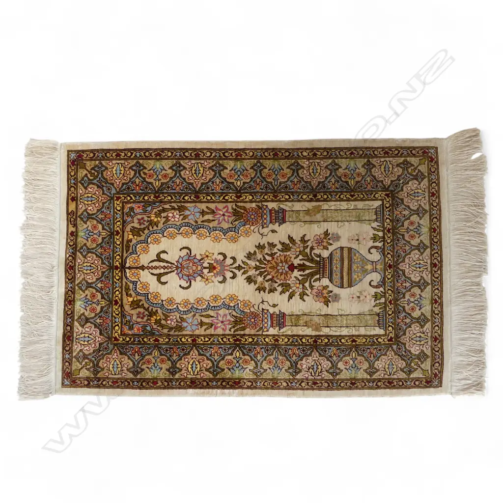 SILK RUG 750x480mm Image 1++