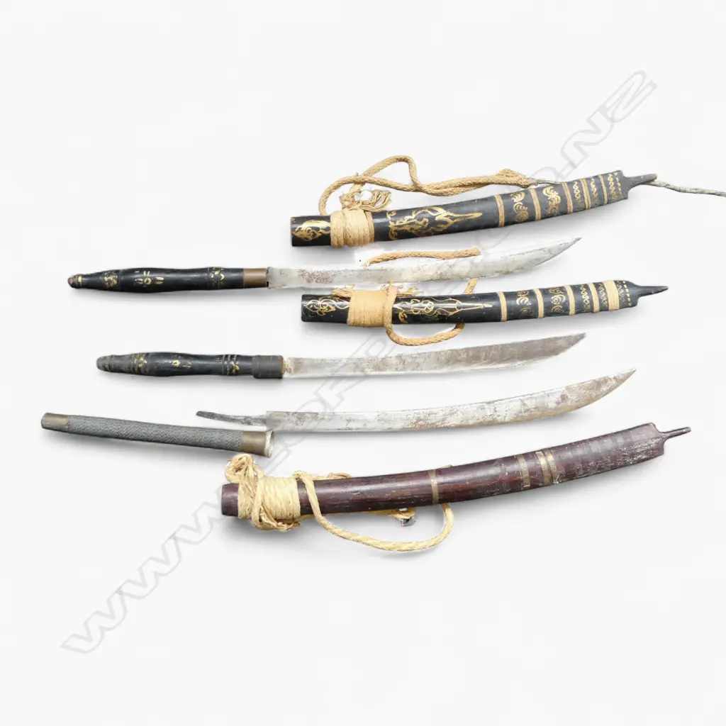 3 ORIENTAL SWORDS IN WOODEN SHEATHS H.825mm Image 1++