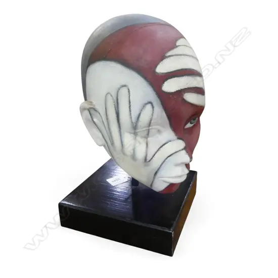 PAINTED HEAD ON STAND H.300mm