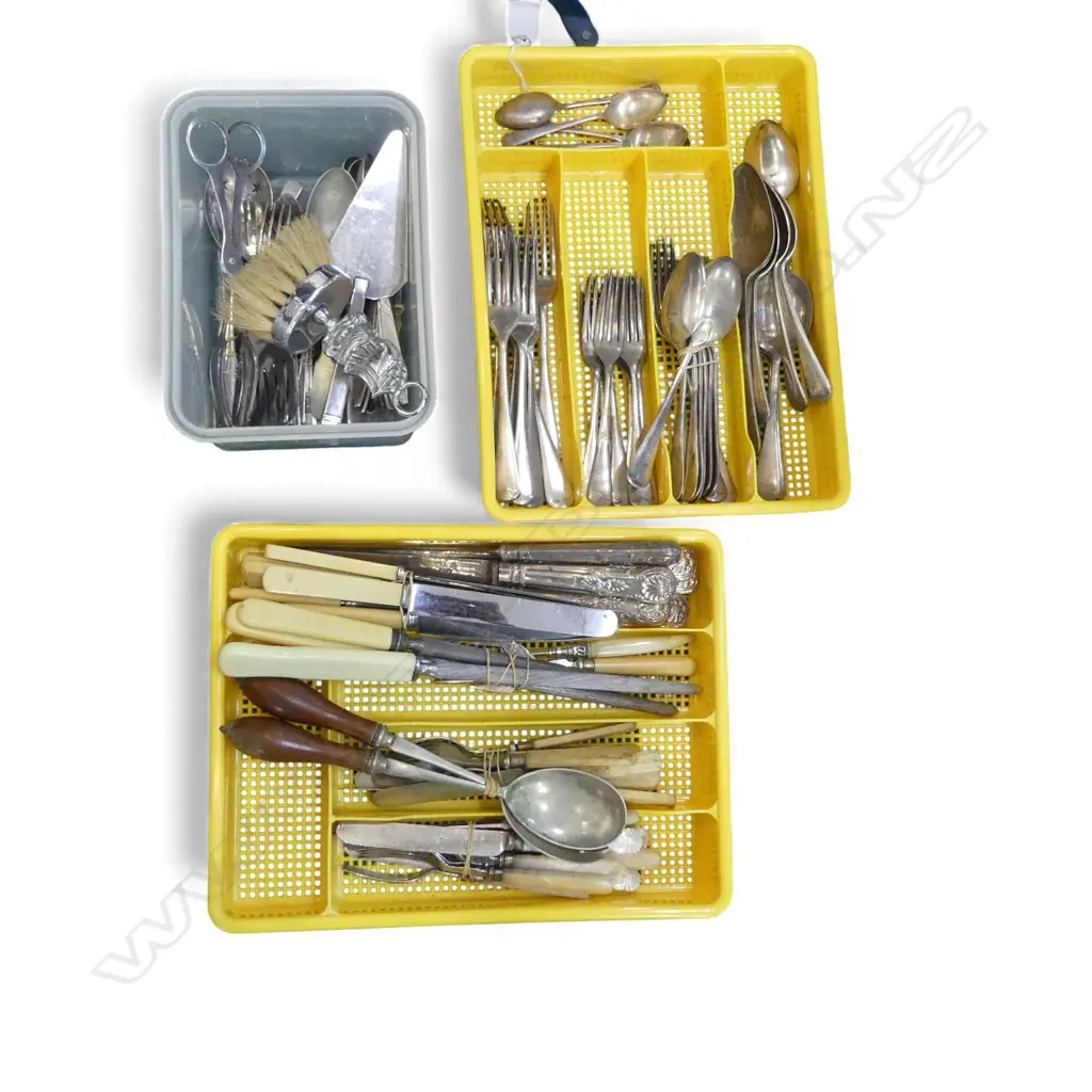 3 TRAYS ASST. CUTLERY Image 1++
