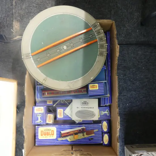 ASST. HORNBY DUBLO TRAIN TRACK, TURNTABLE, JUNCTIONS, ACCESSORIES ETC