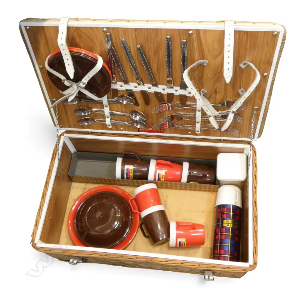 WOVEN PICNIC HAMPER Image 1++